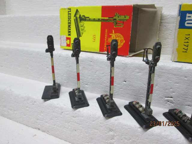 HO SCALE - FLEISCHMANN - RAIL SIGNALS - X8