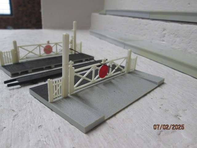 HO / OO SCALE - PLATFORMS AND DOUBLE RAIL CROSSING