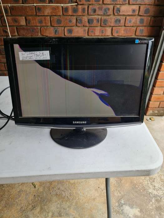 SAMSUNG MONITOR - 20 INCH LCD - MODEL 2033SWPLUS - PLEASE READ
