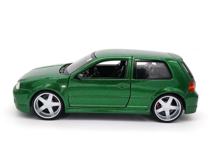 Maisto Volkswagen VW Golf Mk4 R32 1/24 Green Assembly Line Built - Rare