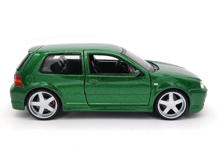 Maisto Volkswagen VW Golf Mk4 R32 1/24 Green Assembly Line Built - Rare