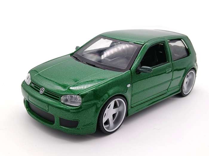 Maisto Volkswagen VW Golf Mk4 R32 1/24 Green Assembly Line Built - Rare