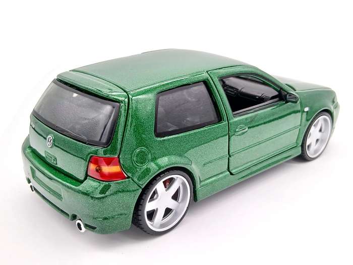 Maisto Volkswagen VW Golf Mk4 R32 1/24 Green Assembly Line Built - Rare