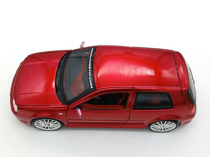 Maisto Volkswagen VW Golf Mk4 R32 1/24 Red Custom Shop Cruz Tuner - Rare