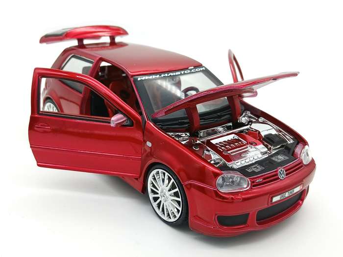 Maisto Volkswagen VW Golf Mk4 R32 1/24 Red Custom Shop Cruz Tuner - Rare
