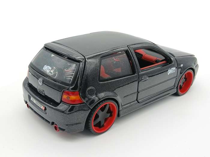 Maisto Volkswagen VW Golf Mk4 R32 1/24 Black Custom Shop - Rare