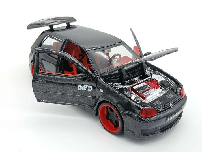 Maisto Volkswagen VW Golf Mk4 R32 1/24 Black Custom Shop - Rare