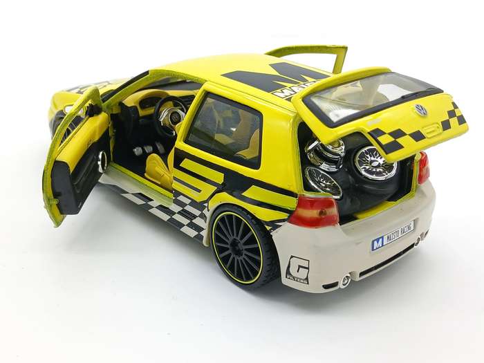 Maisto Volkswagen VW Golf Mk4 R32 1/24 Yellow Maisto Racing - Rare
