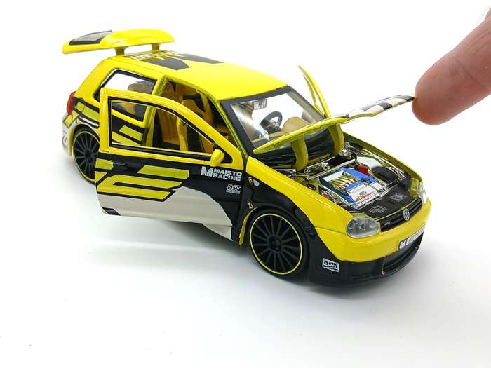 Maisto Volkswagen VW Golf Mk4 R32 1/24 Yellow Maisto Racing - Rare