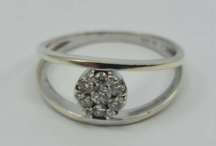 9 ct WHITE GOLD RING WITH DIAMONDS