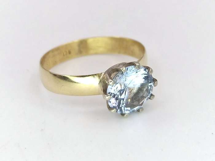 Classic vintage 9ct gold ring set with a round faceted blue topaz