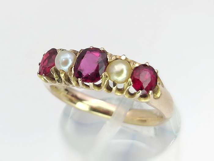 Vintage 9ct gold garnet & pearl ring