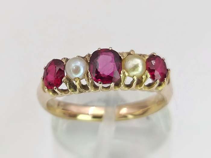 Vintage 9ct gold garnet & pearl ring