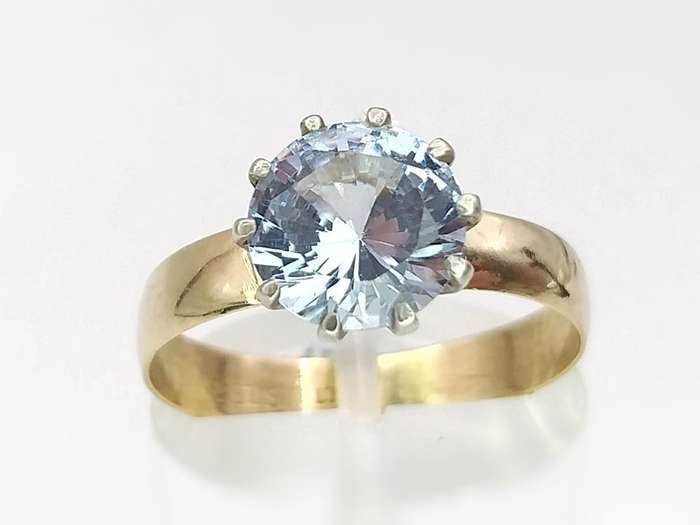 Classic vintage 9ct gold ring set with a round faceted blue topaz