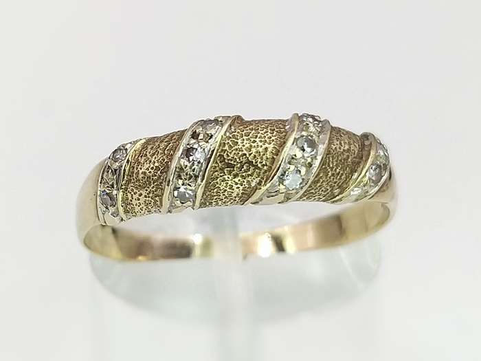 Unusual 9ct gold ring with pavé set diamonds