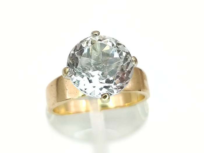 Special silver topaz dress ring set in 9ct gold