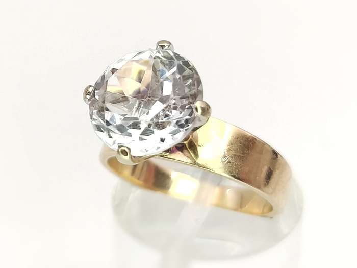 Special silver topaz dress ring set in 9ct gold