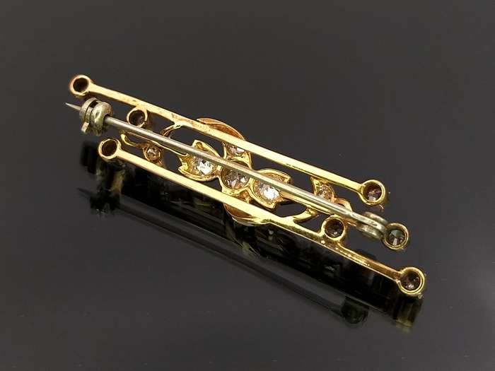 18ct gold and diamond brooch