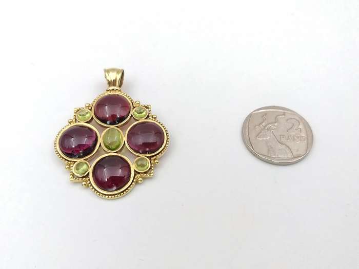 Byzantine style cabochon ruby & peridot pendant (14ct gold)
