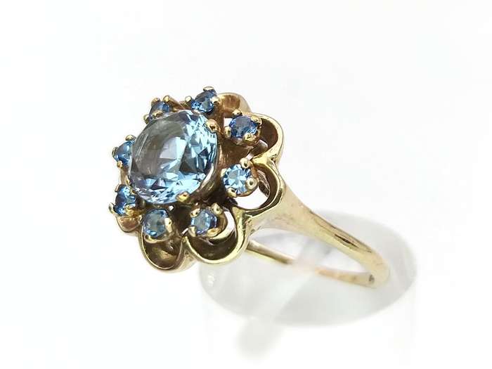 Beautiful 9ct gold blue topaz flower ring