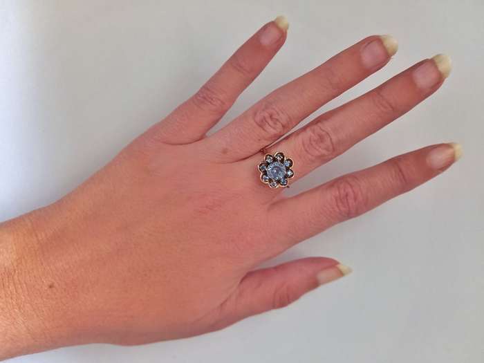 Beautiful 9ct gold blue topaz flower ring