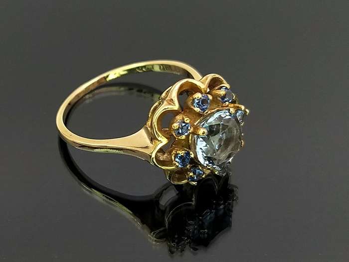 Beautiful 9ct gold blue topaz flower ring