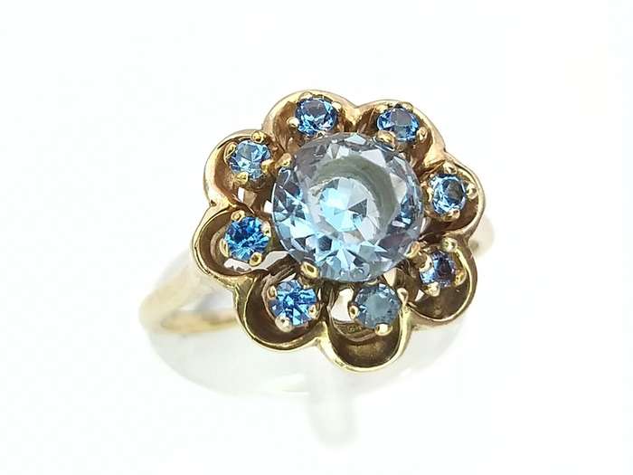 Beautiful 9ct gold blue topaz flower ring