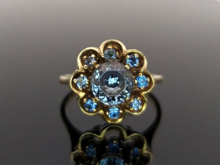 Beautiful 9ct gold blue topaz flower ring