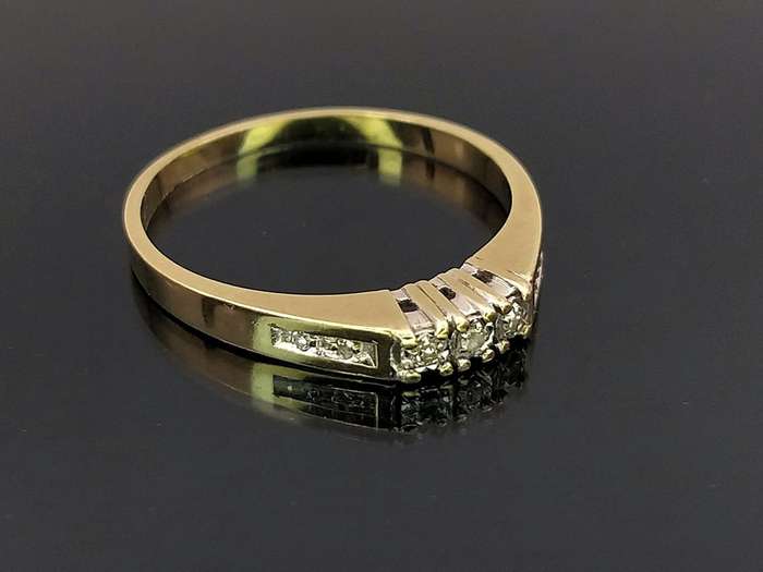 Vintage 9ct gold white diamond ring