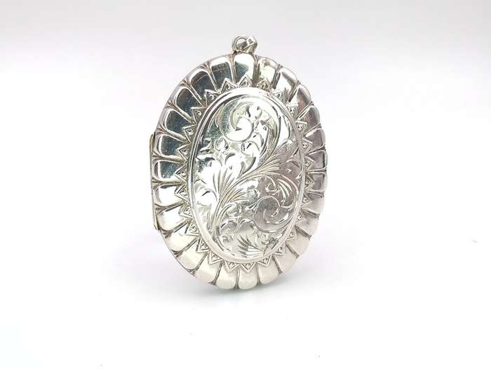 Vintage Victorian style sterling silver photo locket