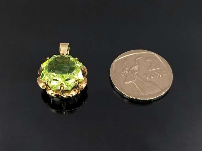 Vintage green spinel pendant set in 9ct gold