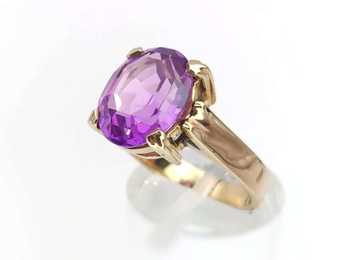 Purple sapphire cocktail ring set in 9ct gold
