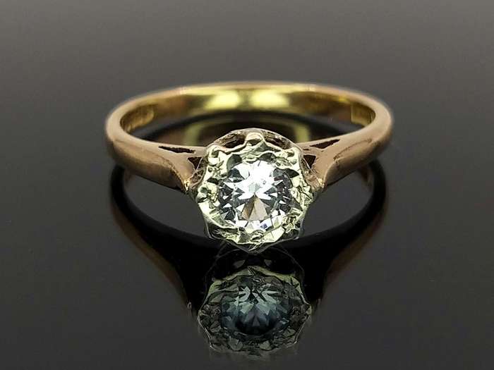 Vintage 9ct gold ring set with a brilliant white sapphire (0.25ct)
