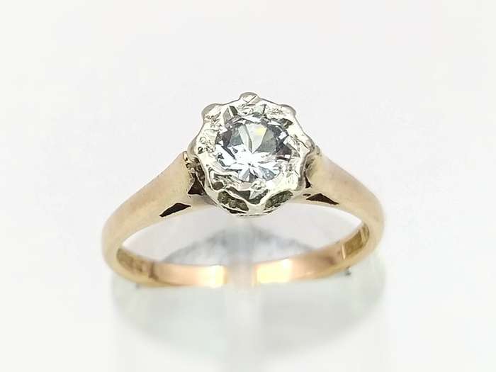 White sapphire solitaire wedding band (9ct gold)