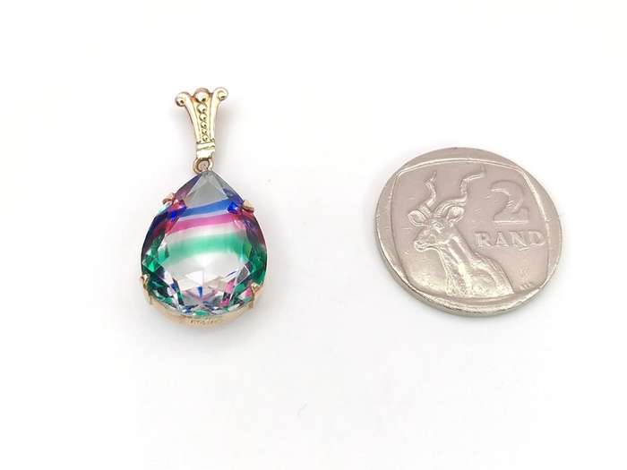 Beautiful iris glass/rainbow rhinestone pendant set in 9ct gold
