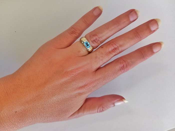 Vintage sterling silver & blue topaz ring
