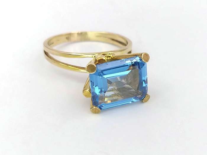 Amazing 14ct gold & blue topaz cocktail ring
