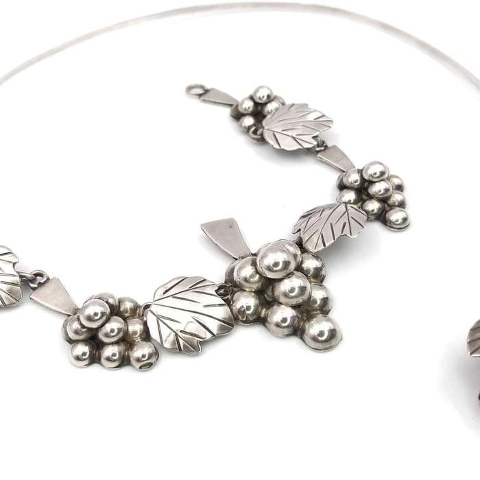 Midcentury Modern sterling silver grapes choker necklace (Taxco, Mexico)