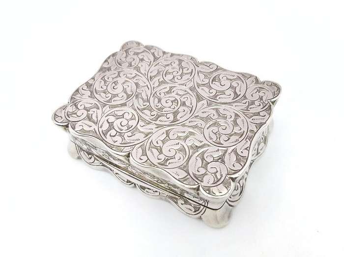 Edwardian engraved sterling silver snuff box