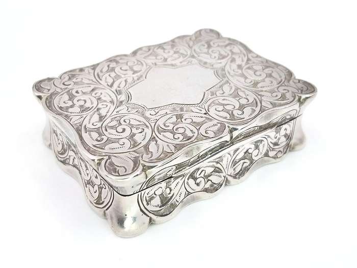 Edwardian engraved sterling silver snuff box