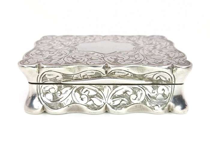 Edwardian engraved sterling silver snuff box