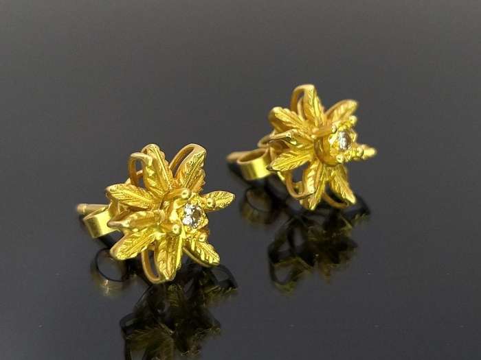 Vintage 18ct gold and diamond flower earrings