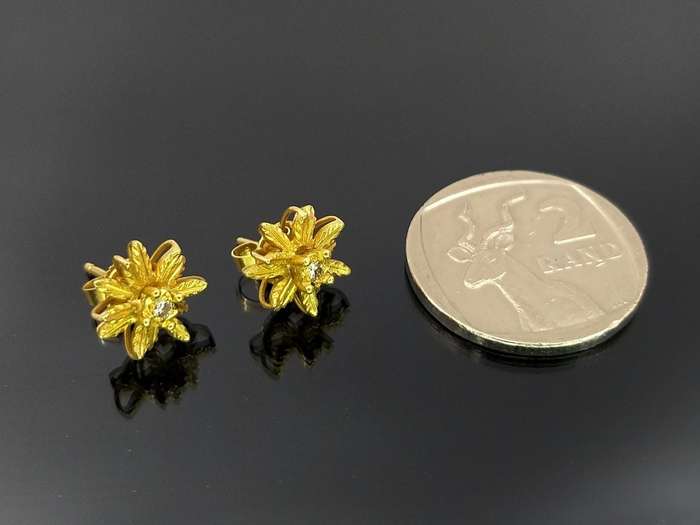 Vintage 18ct gold and diamond flower earrings
