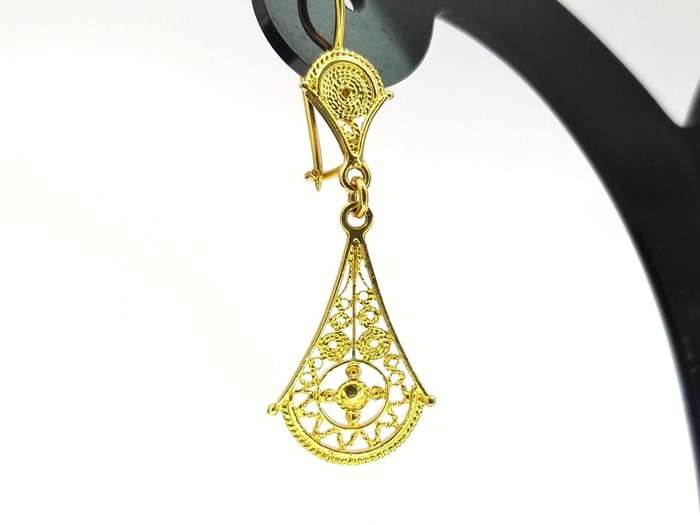 Beautiful 18ct gold filigree pendant earrings