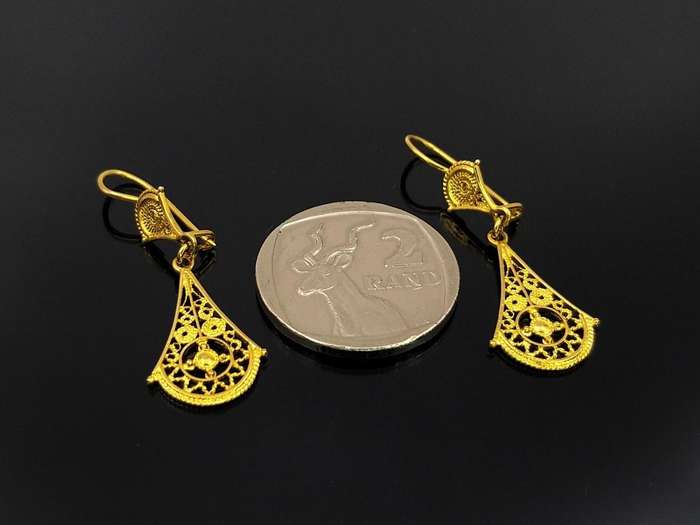 Beautiful 18ct gold filigree pendant earrings