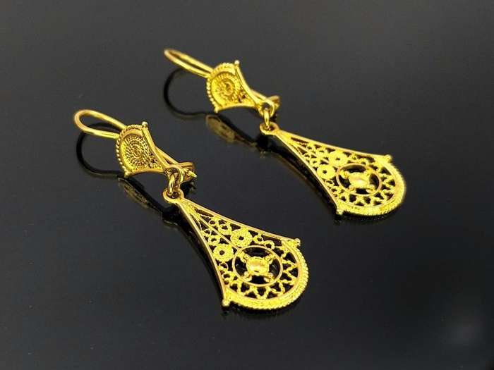 Beautiful 18ct gold filigree pendant earrings