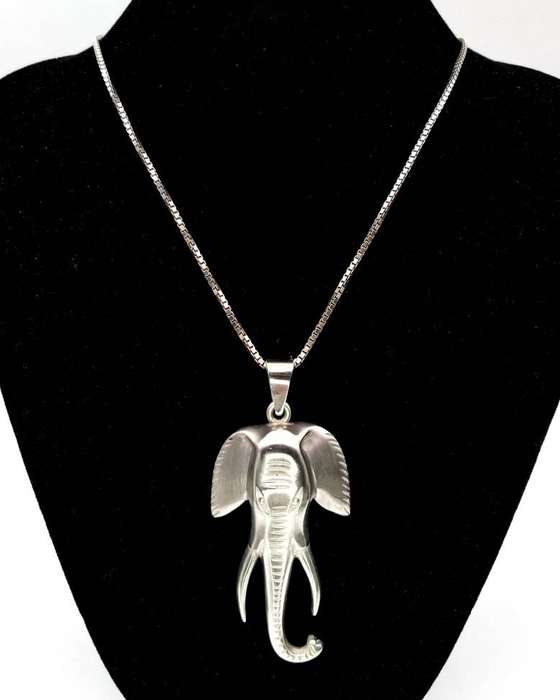 Stunning sterling silver elephant pendant + box link chain