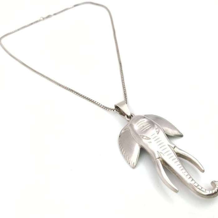 Stunning sterling silver elephant pendant + box link chain