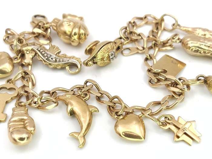 Vintage 9ct gold bracelet with LOTS of charms including a genie in a lamp!