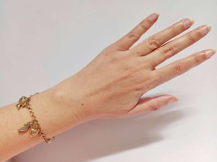 Vintage 9ct gold bracelet with LOTS of charms including a genie in a lamp!